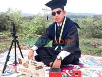 KHIDMAT: Aktivis PMII ini wisuda virtual di atas bukit demi lancarnya sinyal (Imam for wartazone.com)