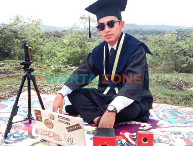 KHIDMAT: Aktivis PMII ini wisuda virtual di atas bukit demi lancarnya sinyal (Imam for wartazone.com)