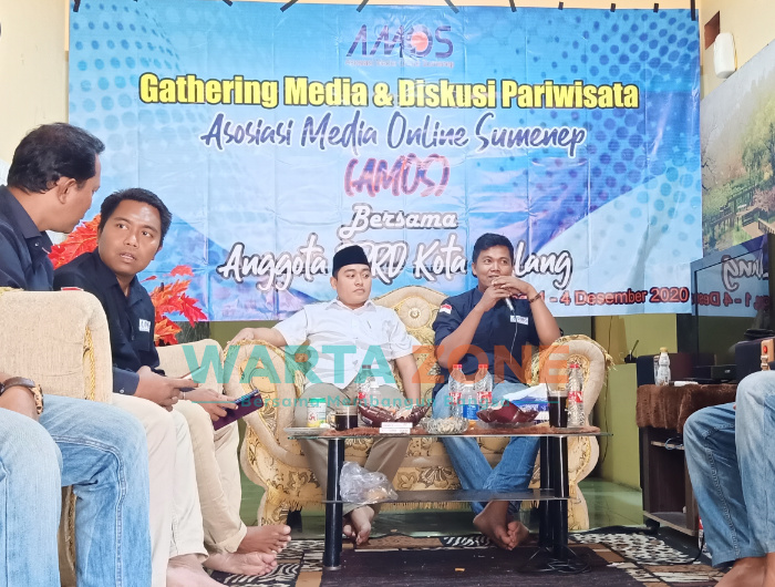 Foto: Anggota Komisi IV DPRD Kota Malang, Suryadi, saat menjadi pembicara dalam Gathering Media dan Diskusi Pariwisata bersama Asosiasi Media Online Sumenep (AMOS).