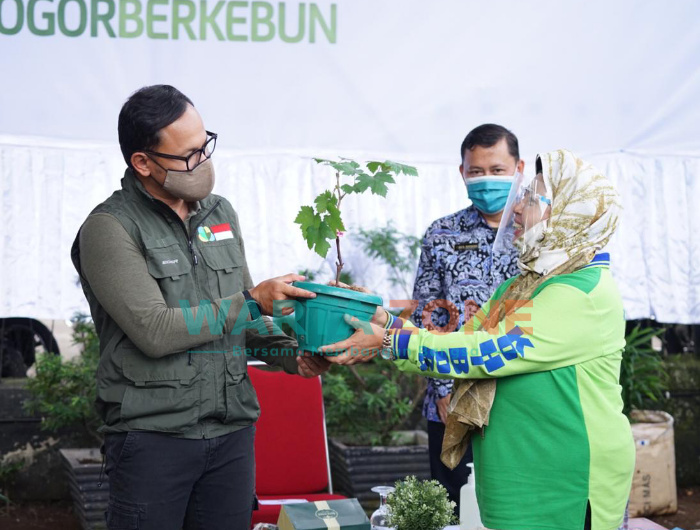 Wali Kota Bogor, Bima Arya, didampingi Kepala DKPP Kota Bogor Anas S. Rasmana.