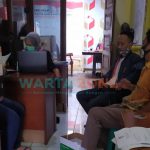Foto; Tim pemenangan Paslon 02 Haji Hendy Siswanto - Muhammad Balya Firjaun Barlaman (Gus Firjaun), saat menyampaikan laporan ke Bawaslu Jember.