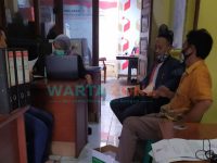 Foto; Tim pemenangan Paslon 02 Haji Hendy Siswanto - Muhammad Balya Firjaun Barlaman (Gus Firjaun), saat menyampaikan laporan ke Bawaslu Jember.