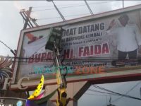 Foto: Bawaslu Jember menertibkan alat peraga kampanye (APK) yang tersebar di 31 kecamatan se Kabupaten Jember.