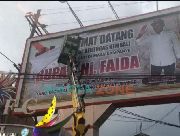 Masa Tenang, Bawaslu Jember Tertibkan APK, Termasuk Banner Raksasa ‘Selamat Bertugas Kembali Bupati Faida’