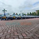 BERJEJER: Mobil komando nunggu perintah pemberangkatan ke masing-masing pos (Foto: Abd. Wakid)