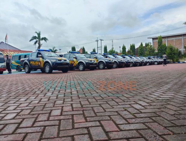 BERJEJER: Mobil komando nunggu perintah pemberangkatan ke masing-masing pos (Foto: Abd. Wakid)