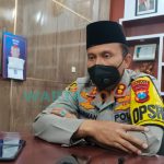 BERMASKER: Kapolres Sumenep, AKBP Darman saat ditemui di ruang kerjanya. (Foto: Abd. Wakid)