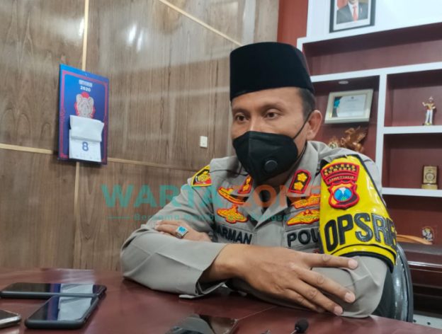 BERMASKER: Kapolres Sumenep, AKBP Darman saat ditemui di ruang kerjanya. (Foto: Abd. Wakid)