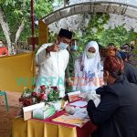 Foto: Calon Bupati Sumenep, nomor urut 1, Achmad Fauzi bersama istri, menjadi pemilih pertama di TPS 3 Desa Torbang, Kecamatan Batuan.