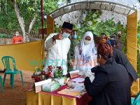 Foto: Calon Bupati Sumenep, nomor urut 1, Achmad Fauzi bersama istri, menjadi pemilih pertama di TPS 3 Desa Torbang, Kecamatan Batuan.