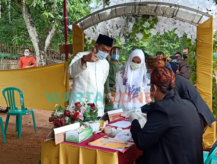 Foto: Calon Bupati Sumenep, nomor urut 1, Achmad Fauzi bersama istri, menjadi pemilih pertama di TPS 3 Desa Torbang, Kecamatan Batuan.