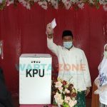 Foto: Calon Bupati Sumenep, nomor urut 1, Achmad Fauzi bersama istri, menjadi pemilih pertama di TPS 3 Desa Torbang, Kecamatan Batuan.