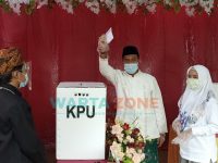 Foto: Calon Bupati Sumenep, nomor urut 1, Achmad Fauzi bersama istri, menjadi pemilih pertama di TPS 3 Desa Torbang, Kecamatan Batuan.