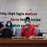 Foto: Calon Bupati Sumenep, Achmad Fauzi, didampingi istri dan MH. Said Abdullah, saat mengumumkan kemenangan hasil quick count.