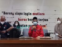 Foto: Calon Bupati Sumenep, Achmad Fauzi, didampingi istri dan MH. Said Abdullah, saat mengumumkan kemenangan hasil quick count.