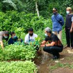 Foto: Wakil Wali Kota Bogor, Dedie A Rachim (tengah) saat mengitari perkebunan bayam di Kampung Pabuaran, Kelurahan Cibadak, Kecamatan Tanah Sareal, Kota Bogor.