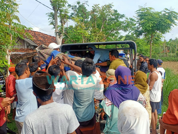Foto: Proses evakuasi korban jatuh ke sumur galian di Desa Aeng Dake, Bluto, Sumenep.