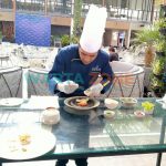 Hotel dan restoran di kota Batu, saat menyiapkan hidangan untuk customer.