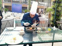 Hotel dan restoran di kota Batu, saat menyiapkan hidangan untuk customer.