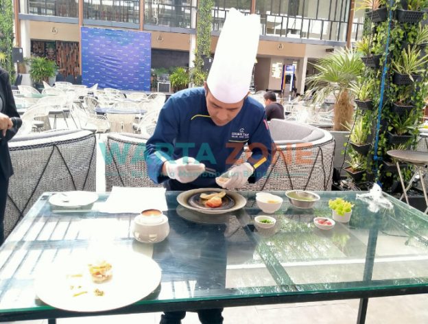 Hotel dan restoran di kota Batu, saat menyiapkan hidangan untuk customer.