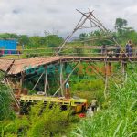 Foto: Kondisi truk engkel yang jatuh ke dalam sungai kering sedalam 6 meter, di Desa Kepanjen, Kecamatan Gumukmas, Jember.