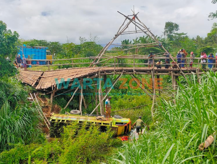 Foto: Kondisi truk engkel yang jatuh ke dalam sungai kering sedalam 6 meter, di Desa Kepanjen, Kecamatan Gumukmas, Jember.
