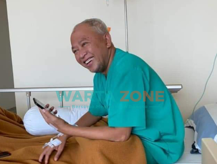 Bupati Sumenep, A. Busyro Karim, saat menjalani rawat isolasi di Rumah Sakit Husada Utama (RSHU) Surabaya. (Foto: akun Facebook Nurfitriana Busyro)
