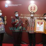 Penerimaan penghargaan Innovative Goverment Award 2020 dari Menteri Dalam Negeri RI. Bupati Sumenep diwakili langsung oleh Asisten III Agus Dwi Saputra (dua dari kanan).