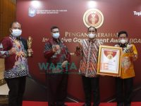 Penerimaan penghargaan Innovative Goverment Award 2020 dari Menteri Dalam Negeri RI. Bupati Sumenep diwakili langsung oleh Asisten III Agus Dwi Saputra (dua dari kanan).