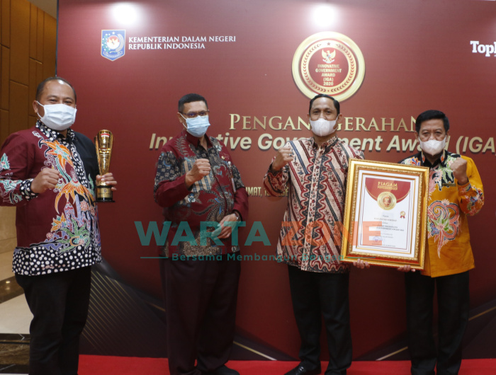 Penerimaan penghargaan Innovative Goverment Award 2020 dari Menteri Dalam Negeri RI. Bupati Sumenep diwakili langsung oleh Asisten III Agus Dwi Saputra (dua dari kanan).