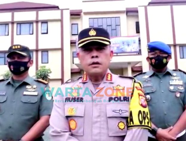 Kapolresta Bogor Kota, Kombespol Hendri Fuisher (tengah), usai apel gelar pasukan Operasi lilin Lodaya Tahun 2020 di Lapangan Mapolresta Bogor Kota Jl. Kapten Muslihat, Kota Bogor, Senin (21/12/2020).