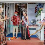 Foto: Owner Batik KaDe Pamekasan, Abdus Somad, bersama putri cilik Indonesia.