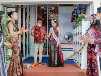Foto: Owner Batik KaDe Pamekasan, Abdus Somad, bersama putri cilik Indonesia.