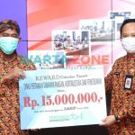 Foto: wakil Bupati Sumenep, Achmad Fauzi, secara simbolis menyerahkan penghargaan SAKIP dan Kelompok Budaya Kerja (KBK) tingkat Kabupaten Sumenep kepada Kepala OPD berprestasi.