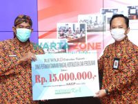Foto: wakil Bupati Sumenep, Achmad Fauzi, secara simbolis menyerahkan penghargaan SAKIP dan Kelompok Budaya Kerja (KBK) tingkat Kabupaten Sumenep kepada Kepala OPD berprestasi.