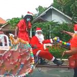Foto: Sinterklas mengendarai traktor yang dihias menjadi kereta rusa, berkeliling ke rumah-rumah warga membagikan bingkisan dengan berkeliling desa.