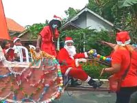 Foto: Sinterklas mengendarai traktor yang dihias menjadi kereta rusa, berkeliling ke rumah-rumah warga membagikan bingkisan dengan berkeliling desa.