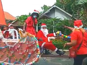 Sinterklas Naik “Kereta Rusa” di Jember, Bagikan Bingkisan ke Rumah Warga