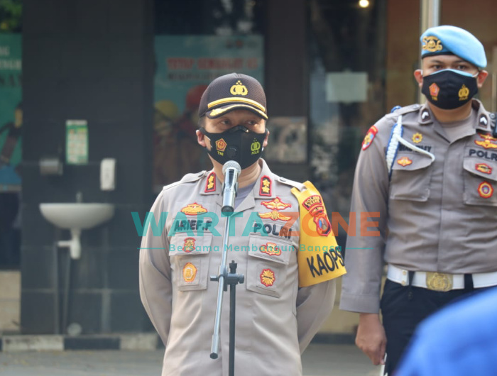 Foto: Kapolres Gresik, AKBP Arief Fitrianto, saat memimpin Apel Pengamanan malam Natal.