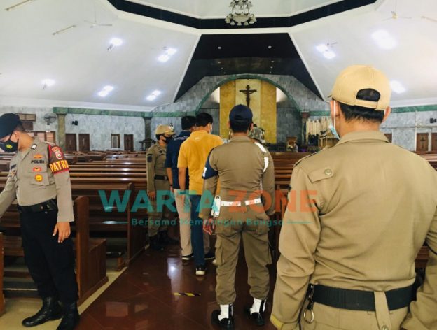 Foto: Polres Gresik, bersama aparat gabungan saat menggelar Ops Yustisi jelang Nataru.