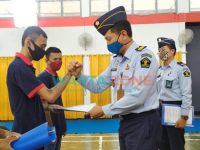 Foto: Tiga warga Lapas klas IIA Jember, saat mendapat remisi atau pengurangan masa tahanan saat perayaan natal 2020.