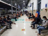 Foto: Sejumlah penumpang yang hendak menggunakan moda transportasi kereta api, saat berada di ruang tunggu, di wilayah Daop 9 Jember.