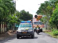 Foto: PMI Jember saat melakukan penyemprotan cairan disinfektan di sejumlah pusat keramaian menggunakan Kendaraan Gunner.