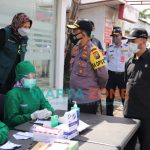 Foto; Forkopimda Kota Batu, saat memantau pelaksanaan operasi yustisi protokol kesehatan dan Rapid Tes di pintu masuk menuju kota Batu.