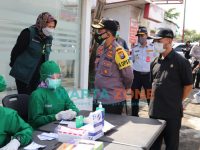 Foto; Forkopimda Kota Batu, saat memantau pelaksanaan operasi yustisi protokol kesehatan dan Rapid Tes di pintu masuk menuju kota Batu.