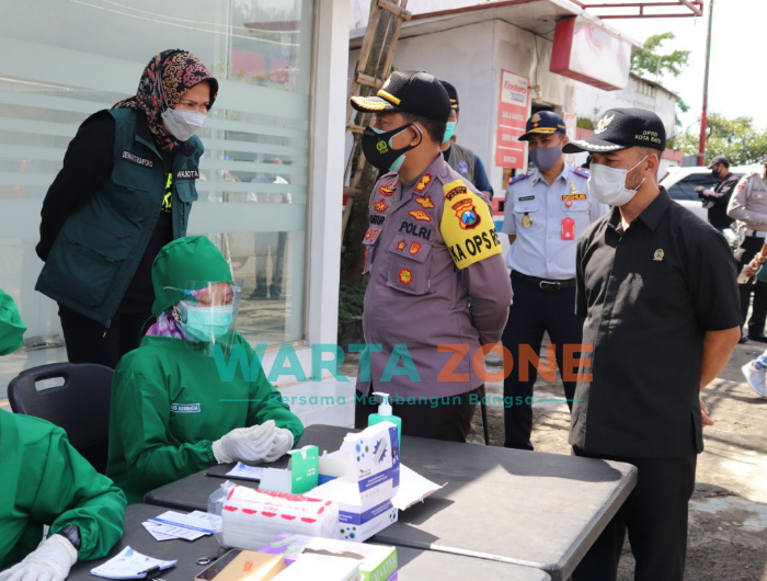 Foto; Forkopimda Kota Batu, saat memantau pelaksanaan operasi yustisi protokol kesehatan dan Rapid Tes di pintu masuk menuju kota Batu.