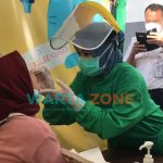 Foto: Salah seorang calon penumpang saat menjalani pelayanan Rapid Tes Antigen di Stasiun Jember kota.