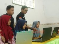Tim kreatif Jurnalis Center Pamekasan, saat memberikan pelatihan desain Grafis kepada sejumlah siswa dan guru di Pondok Pesantren (Ponpes) Ummul Quro Putri.