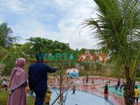 Foto: Kades Sekapuk, Abdul Halim, saat melaunching Kolam Banyu Gentong di wisata Setigi.