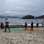 Foto: Sejumlah pengunjung tampak menikmati keindahan wisata Papuma yang berlokasi di Desa Lojejer, Kecamatan Wuluhan, Kabupaten Jember.